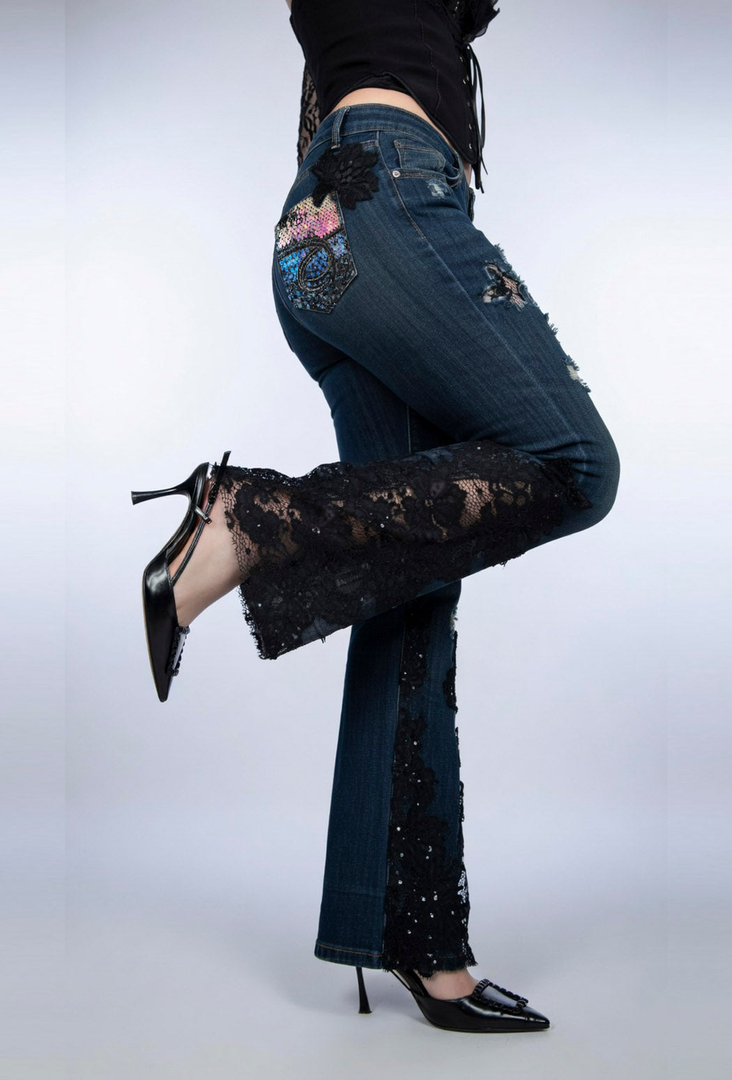 Jeans mit Spitzenbesatz und Schlag