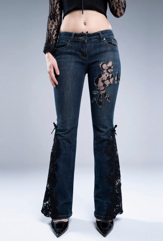 Jeans mit Spitzenbesatz und Schlag
