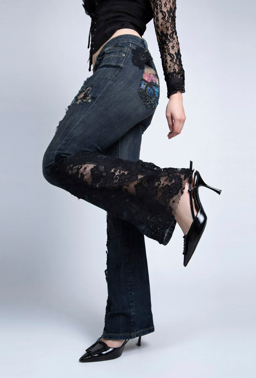 Jeans mit Spitzenbesatz und Schlag