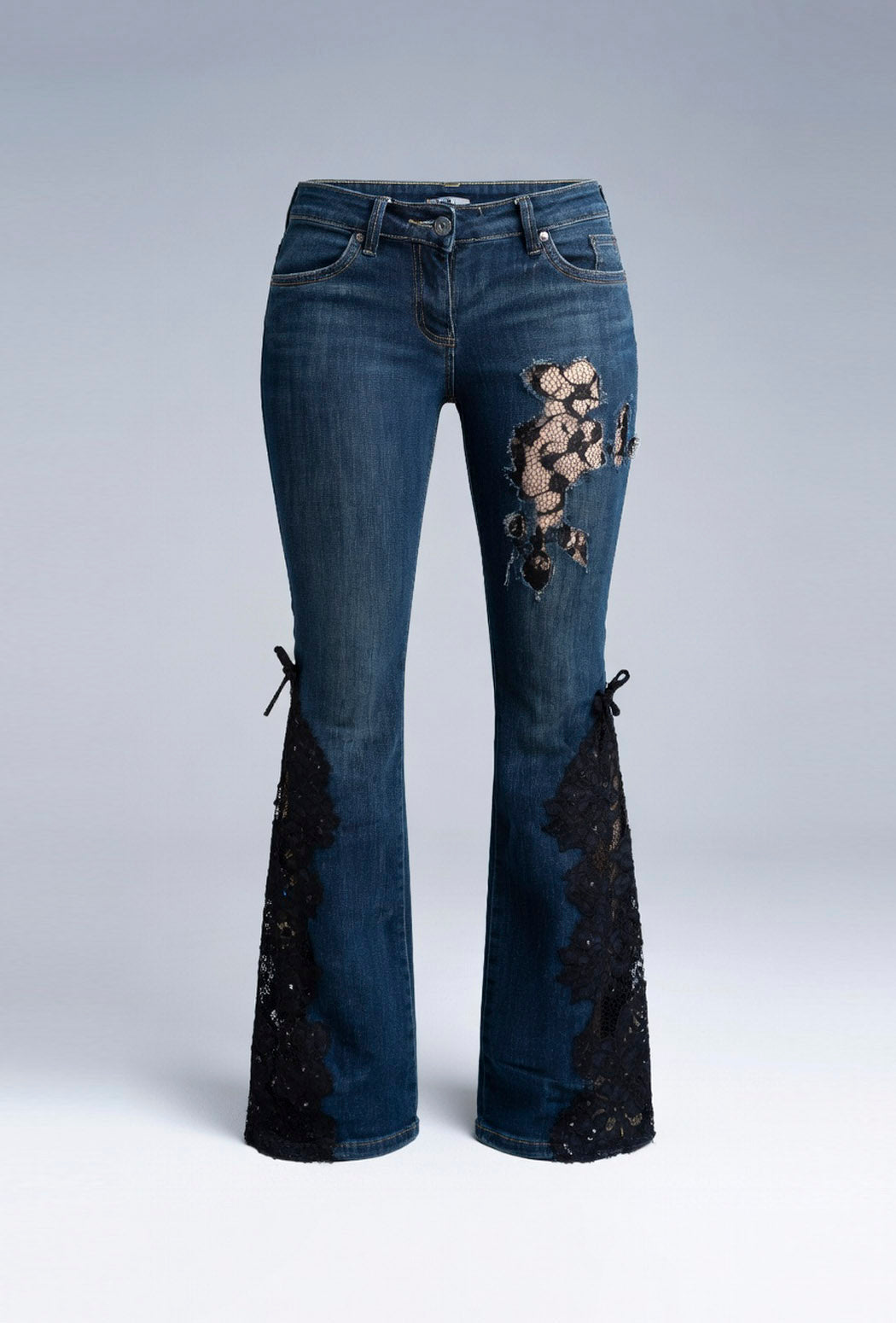 Jeans mit Spitzenbesatz und Schlag