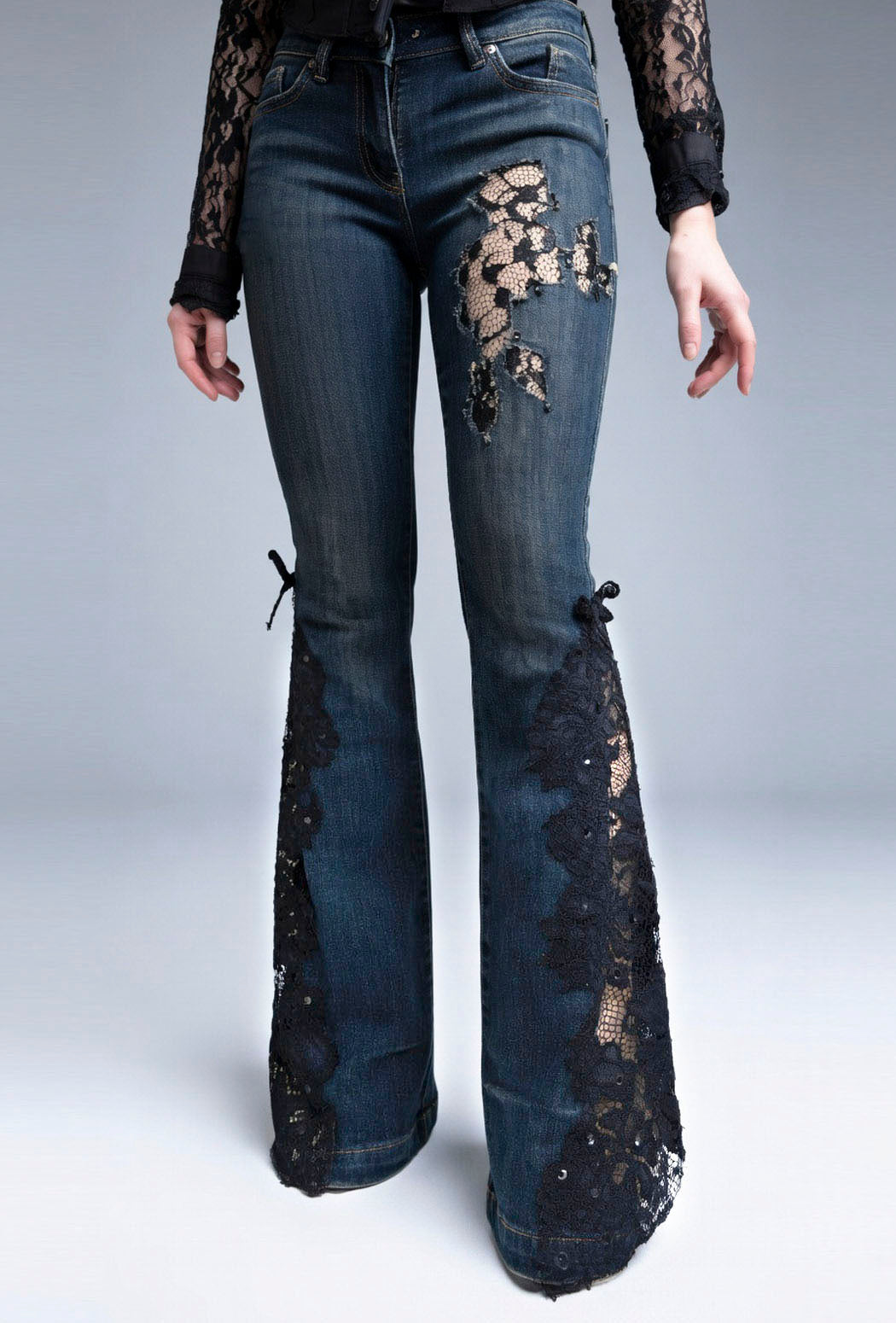 Jeans mit Spitzenbesatz und Schlag
