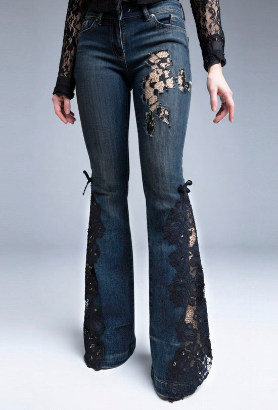 Jeans mit Spitzenbesatz und Schlag
